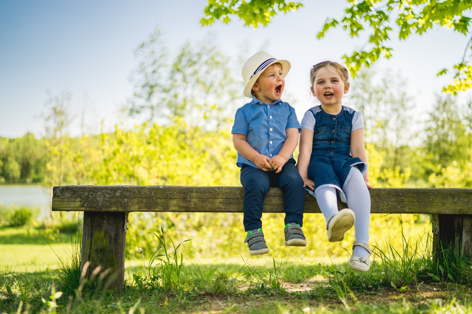 Authentisches Familienportrait im Freien bei goldener Stunde