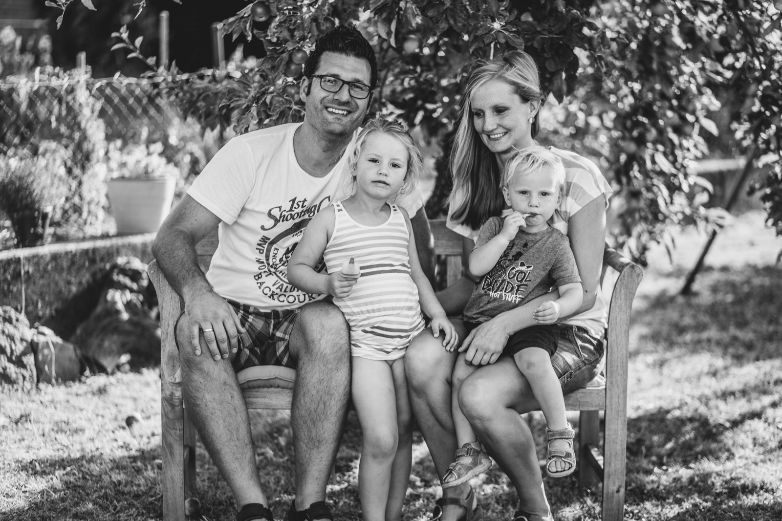 Familie beim dokumentarischen Shooting im Park bei Fulda