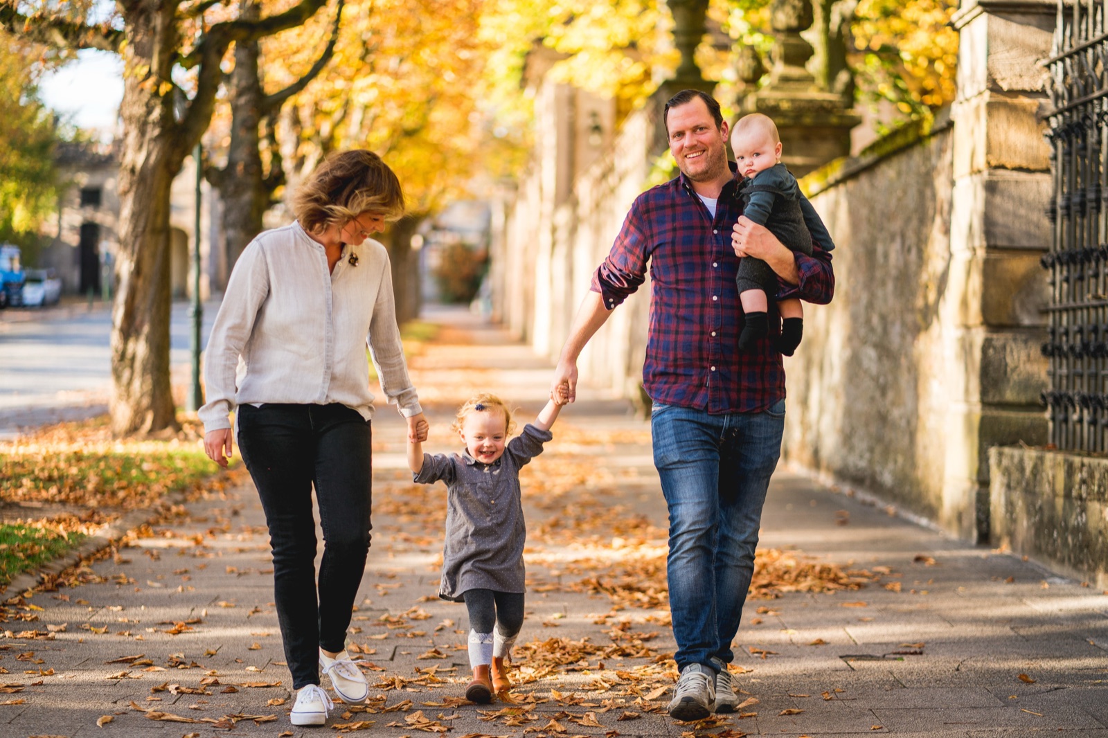 Eltern mit Kindern im Spiel — entspannter Moment beim Familienshooting