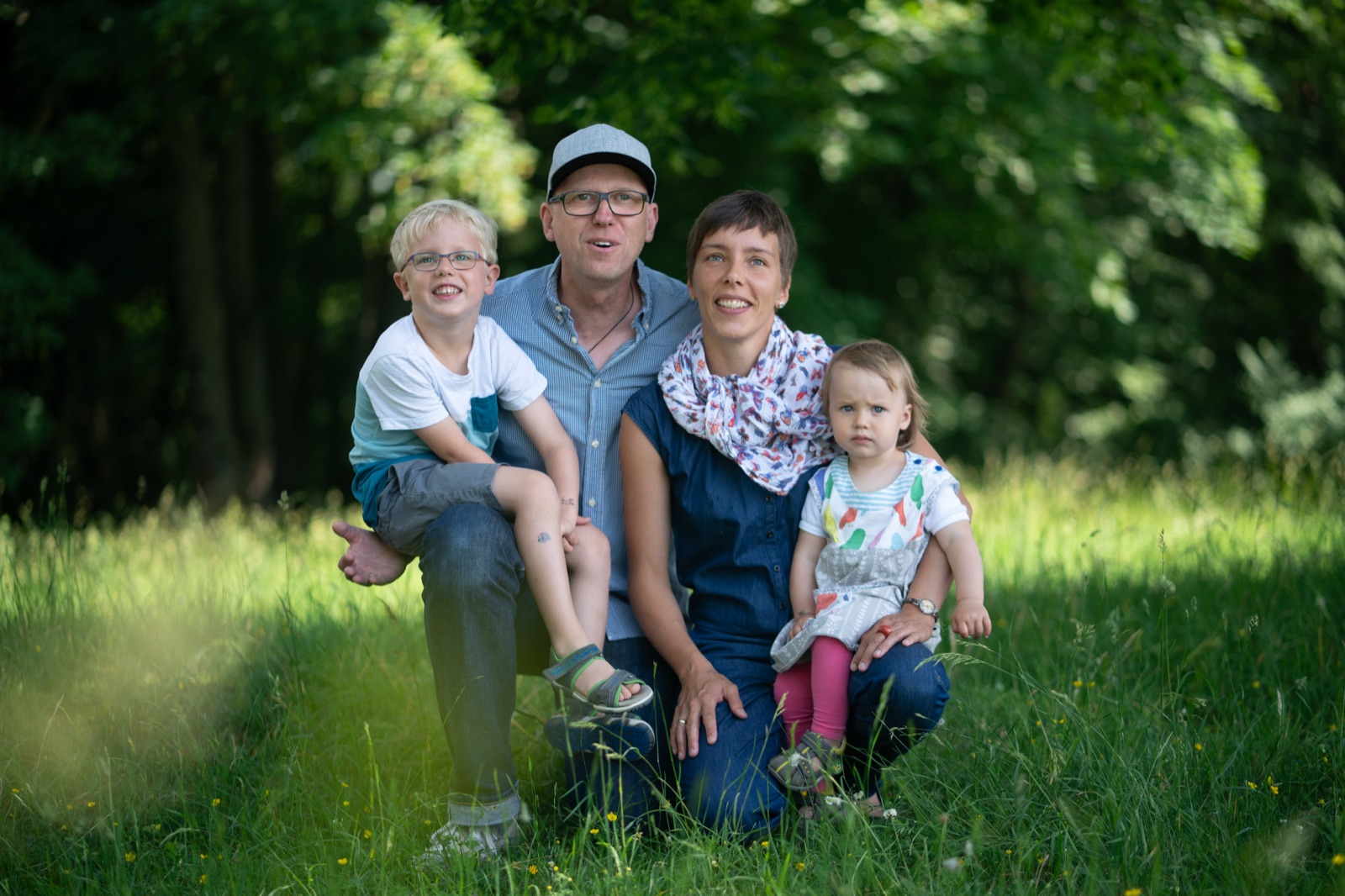 Geschwister beim Familienshooting in Osthessen — Lachen ohne Pose