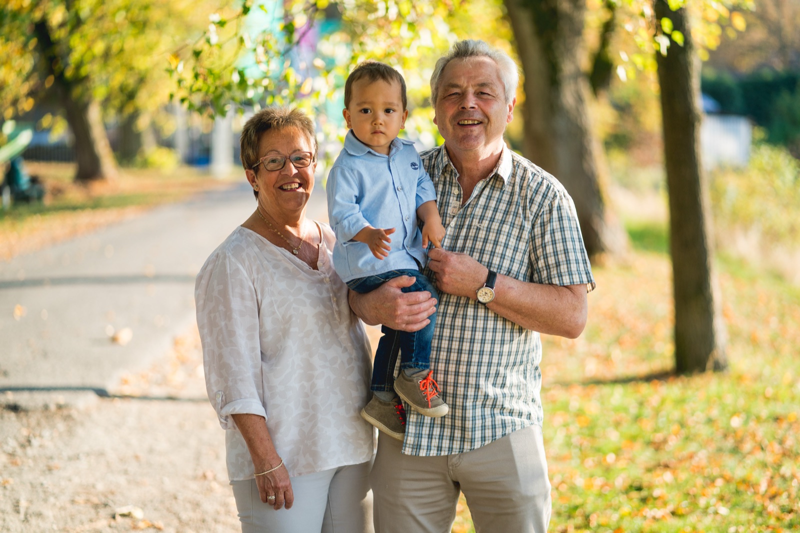 Detail beim Familienshooting — Hände, Nähe, Vertrauen