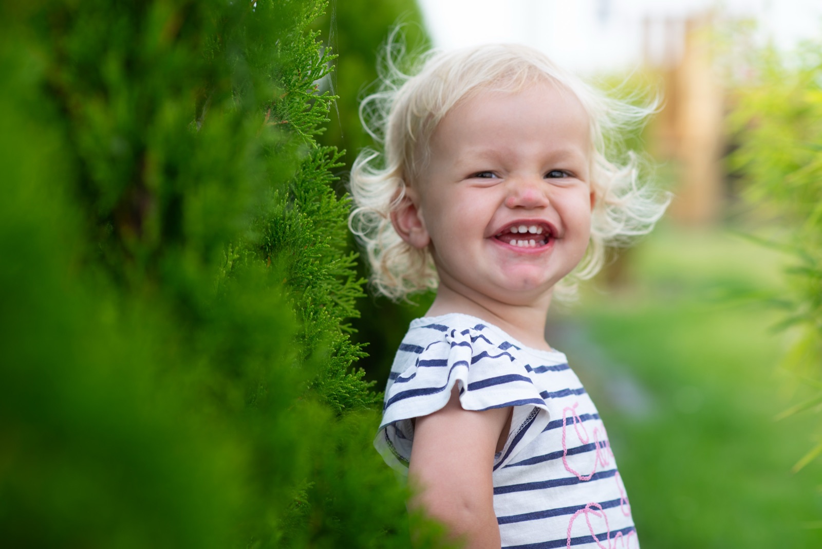 Eltern und Kind nah beieinander beim Familienshooting in Fulda