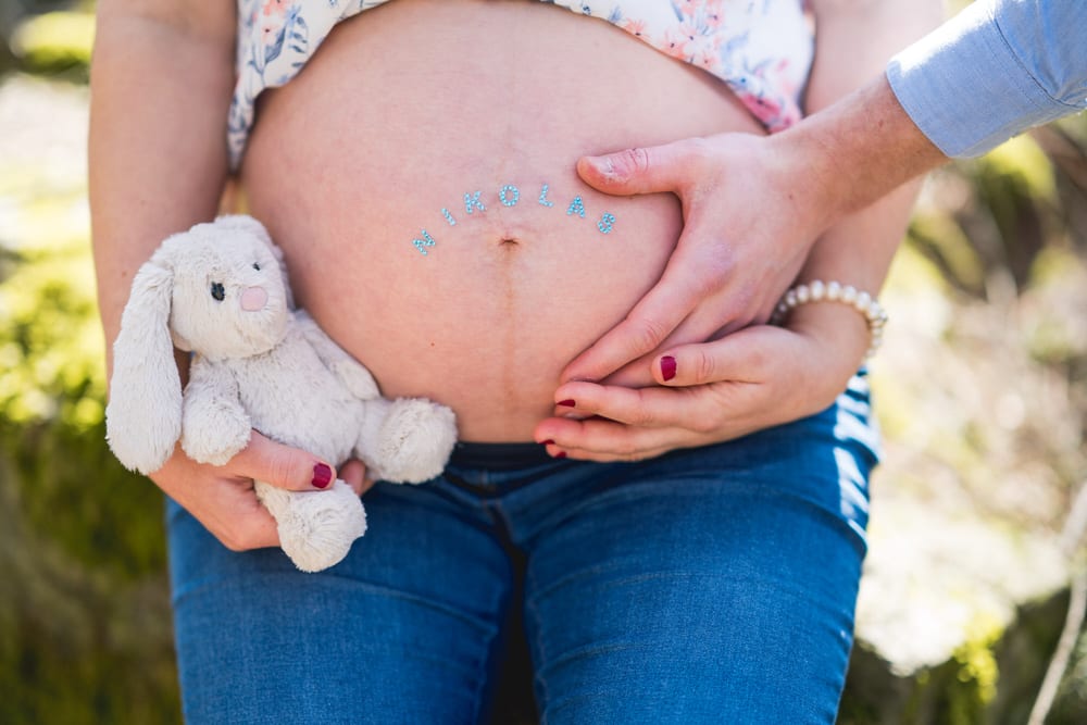 Babybauch Natur Osthessen – Schwangerschaftsfotos im Freien bei warmem Licht