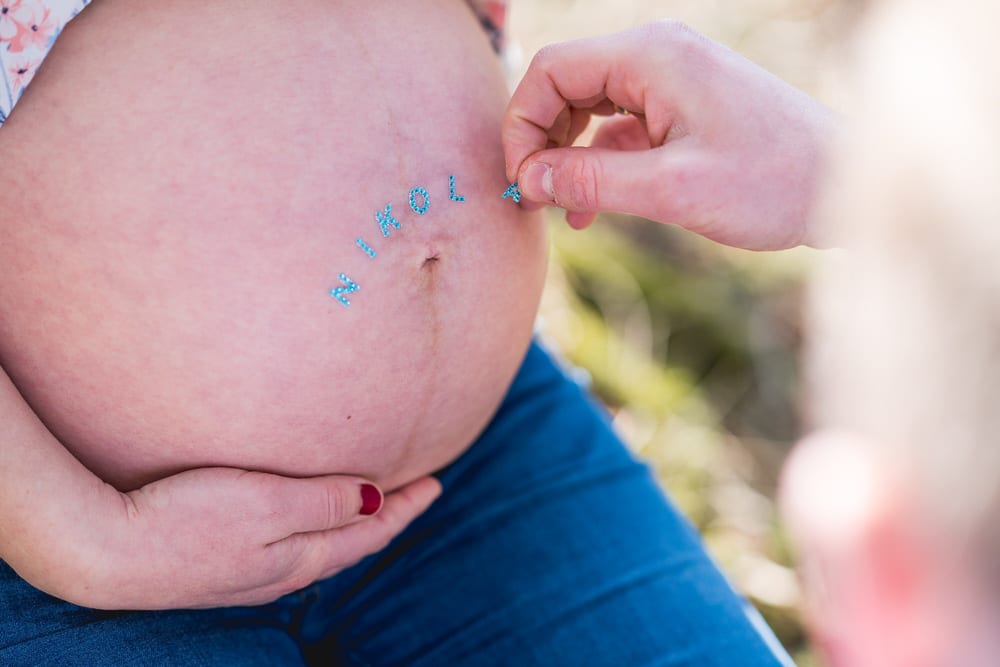 Babybauch-Shooting mit Partner Fulda – Werdende Eltern auf einer Wiese