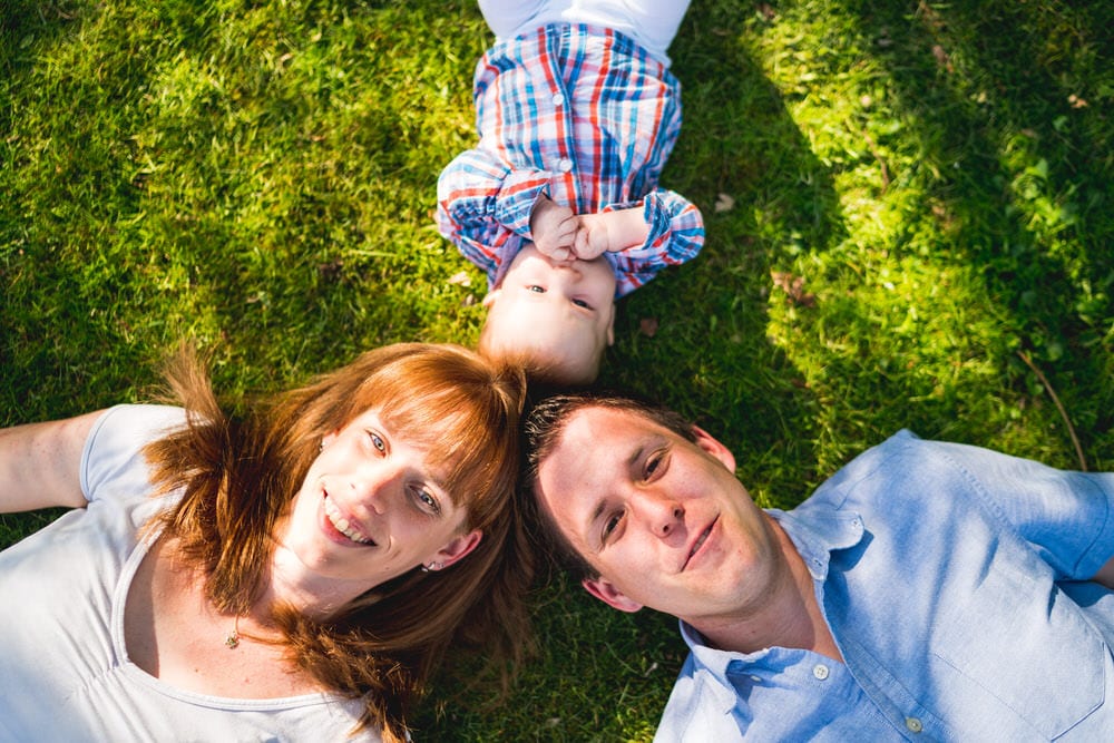 Familienfotografie Natur Osthessen – Eltern und Kinder draußen unterwegs