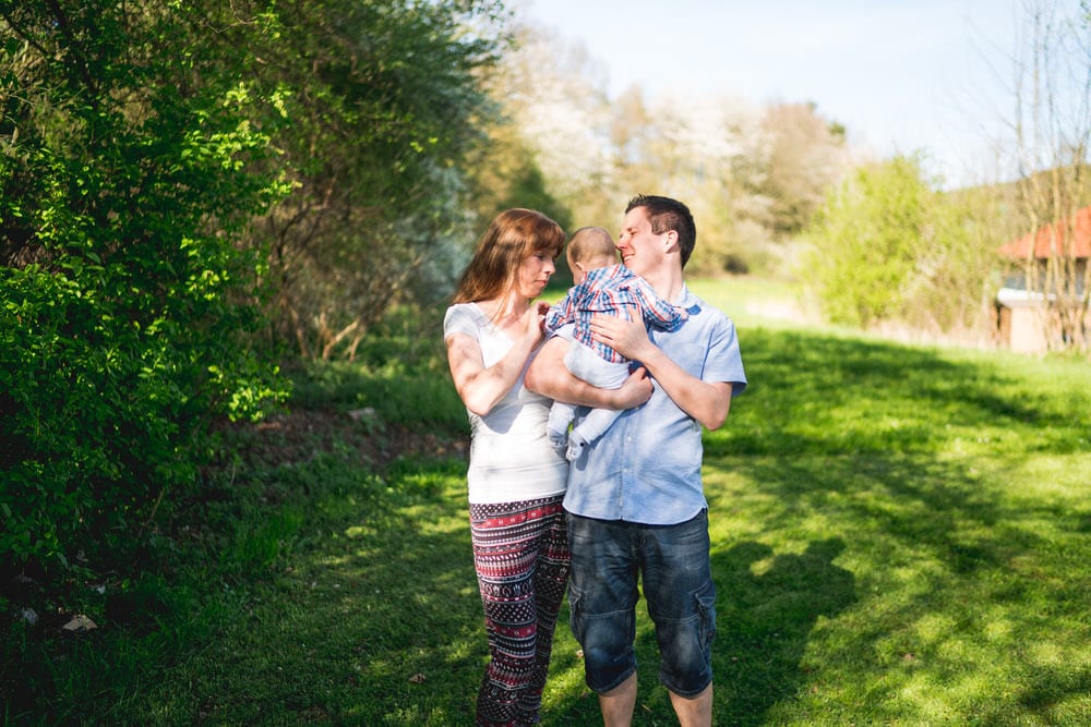Familienshooting Outdoor Osthessen – Familie bei einem Spaziergang in der Natur