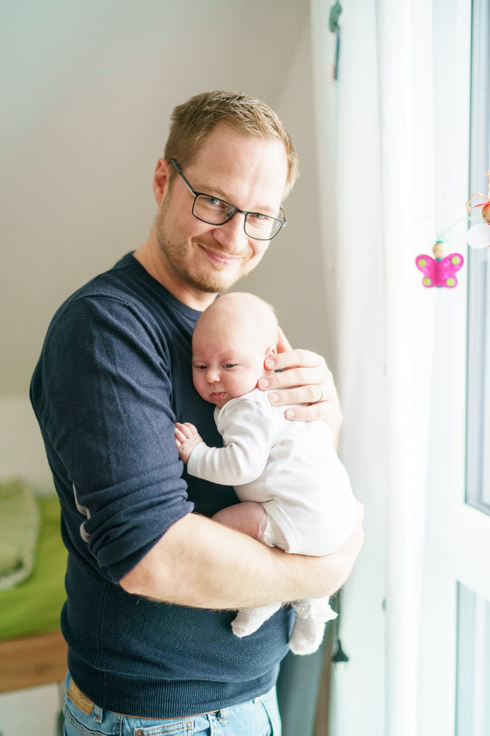 Familienfotografie Osthessen – Hochformatiges Familienporträt im Grünen