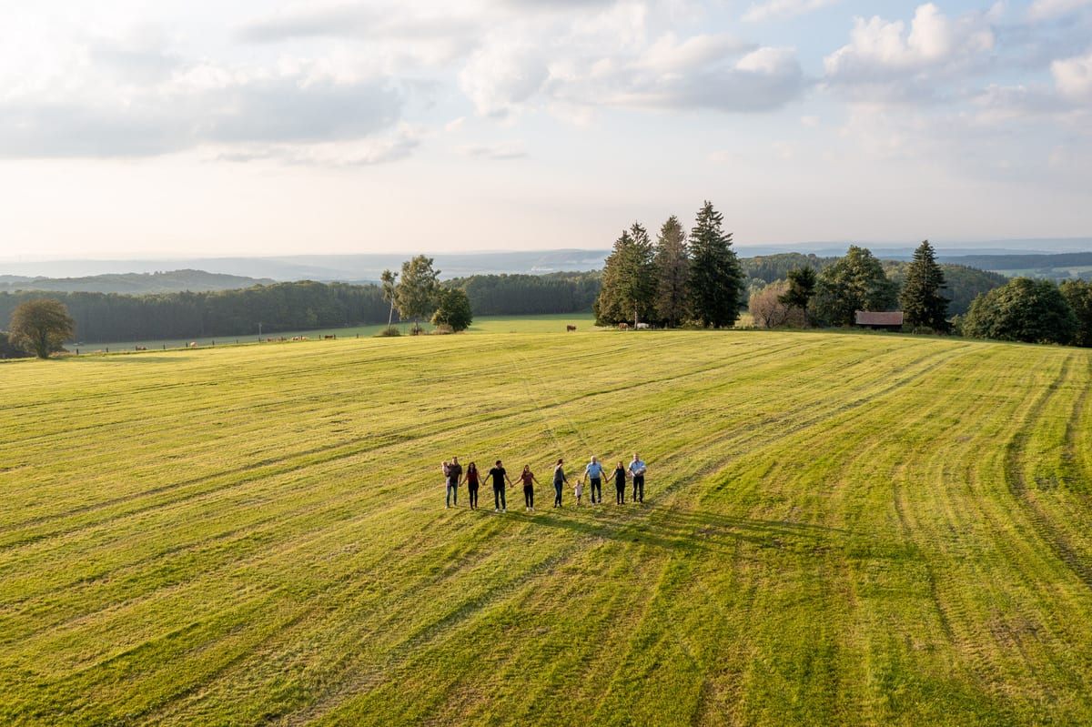 Familienfoto Draußen Fulda – Schönes Familienbild beim Outdoor-Shooting