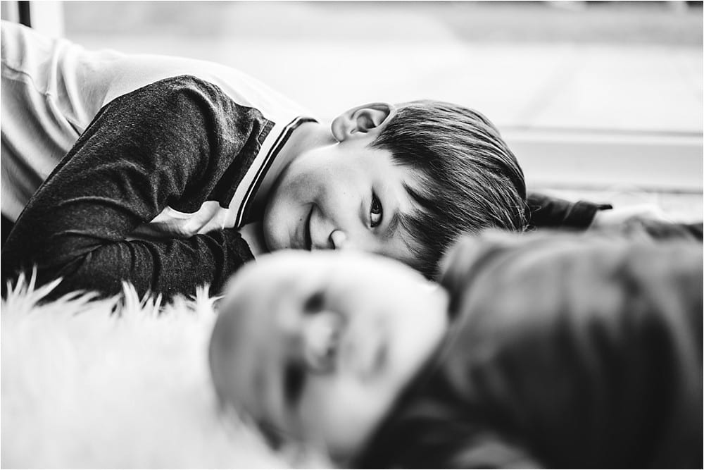 Familienfoto Reportage Osthessen – Natürlicher Familienmoment beim Fotoshooting