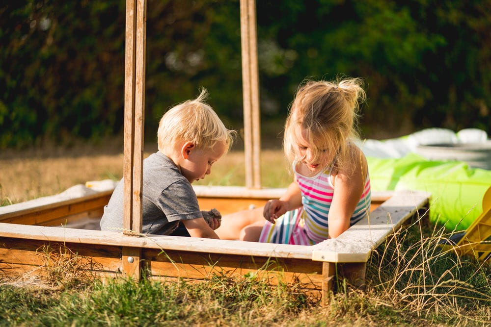 Familienfotografie Natur Osthessen – Familie beim Spielen und Lachen im Freien