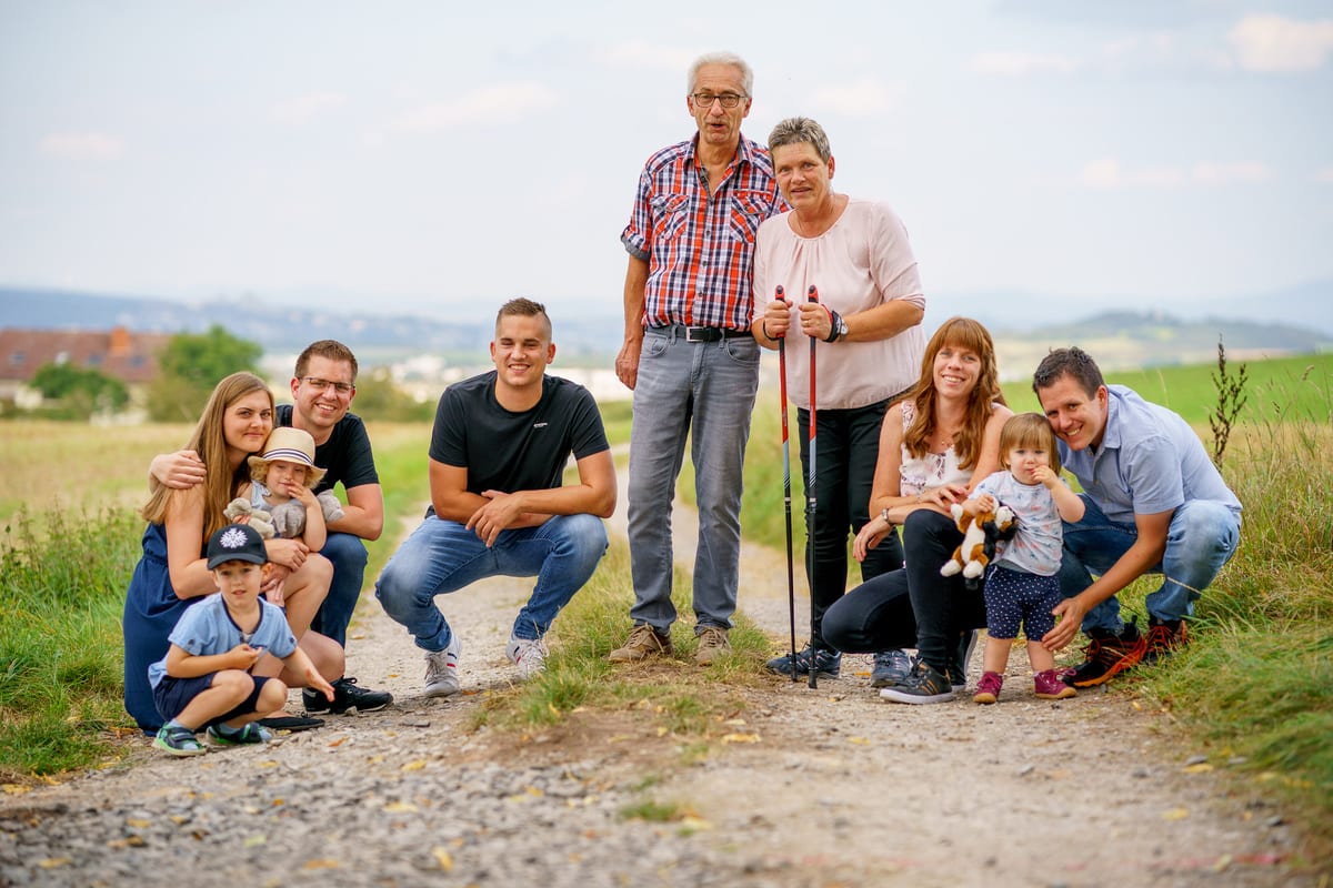 Familienshooting Fulda – Familie beim Outdoor-Shooting im Sommer in Osthessen