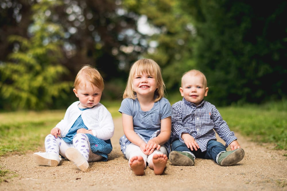 Geschwisterfoto Fulda – Kinder spielen gemeinsam im Freien in Osthessen