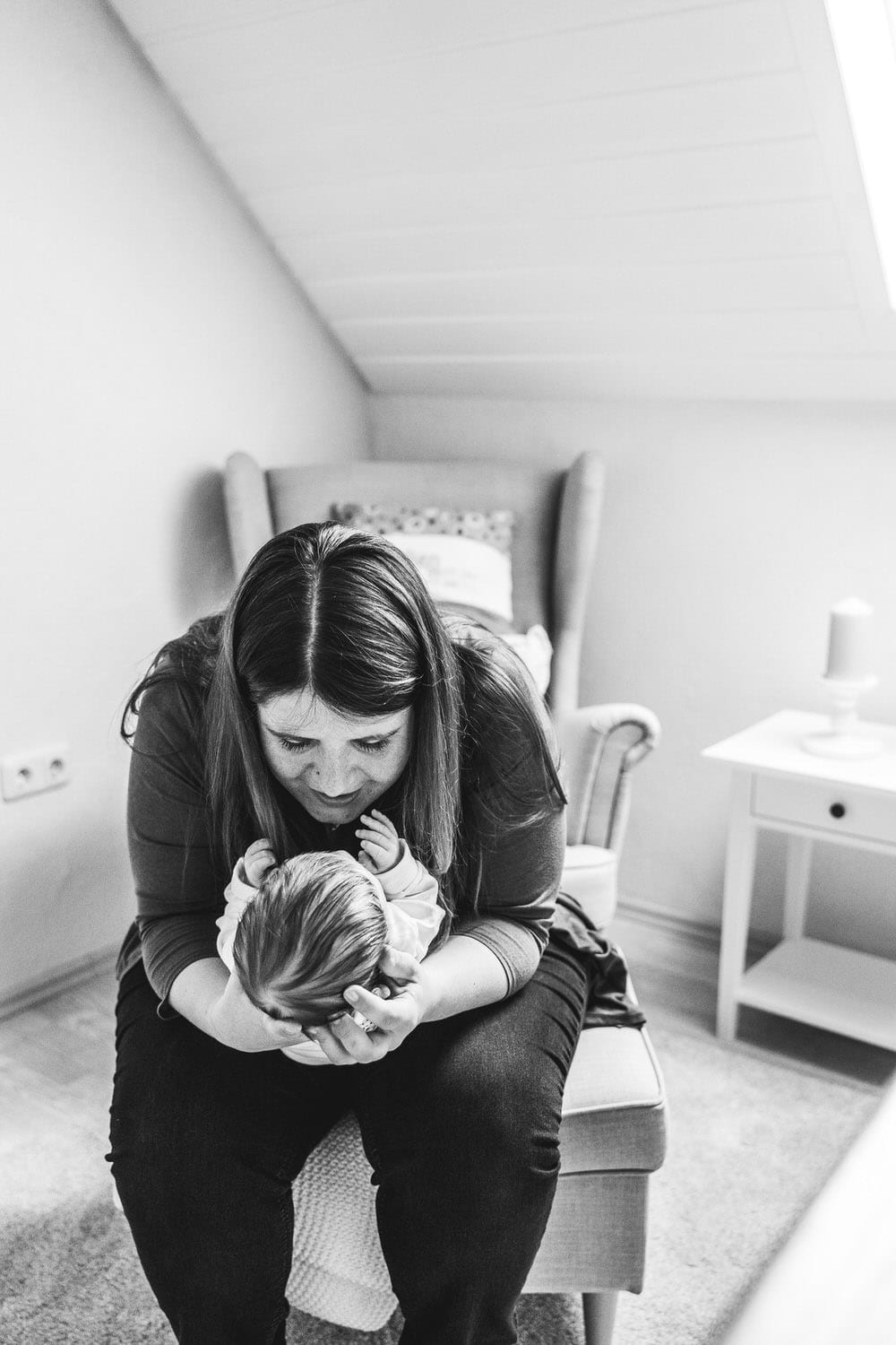 Neugeborenen-Shooting Fulda – Mama hält ihr Baby im Arm