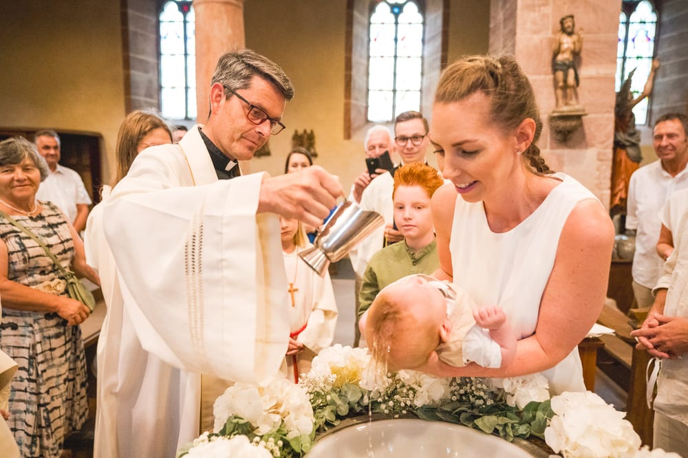 Taufe Fotografie Fulda – Familie bei der Taufzeremonie in Osthessen
