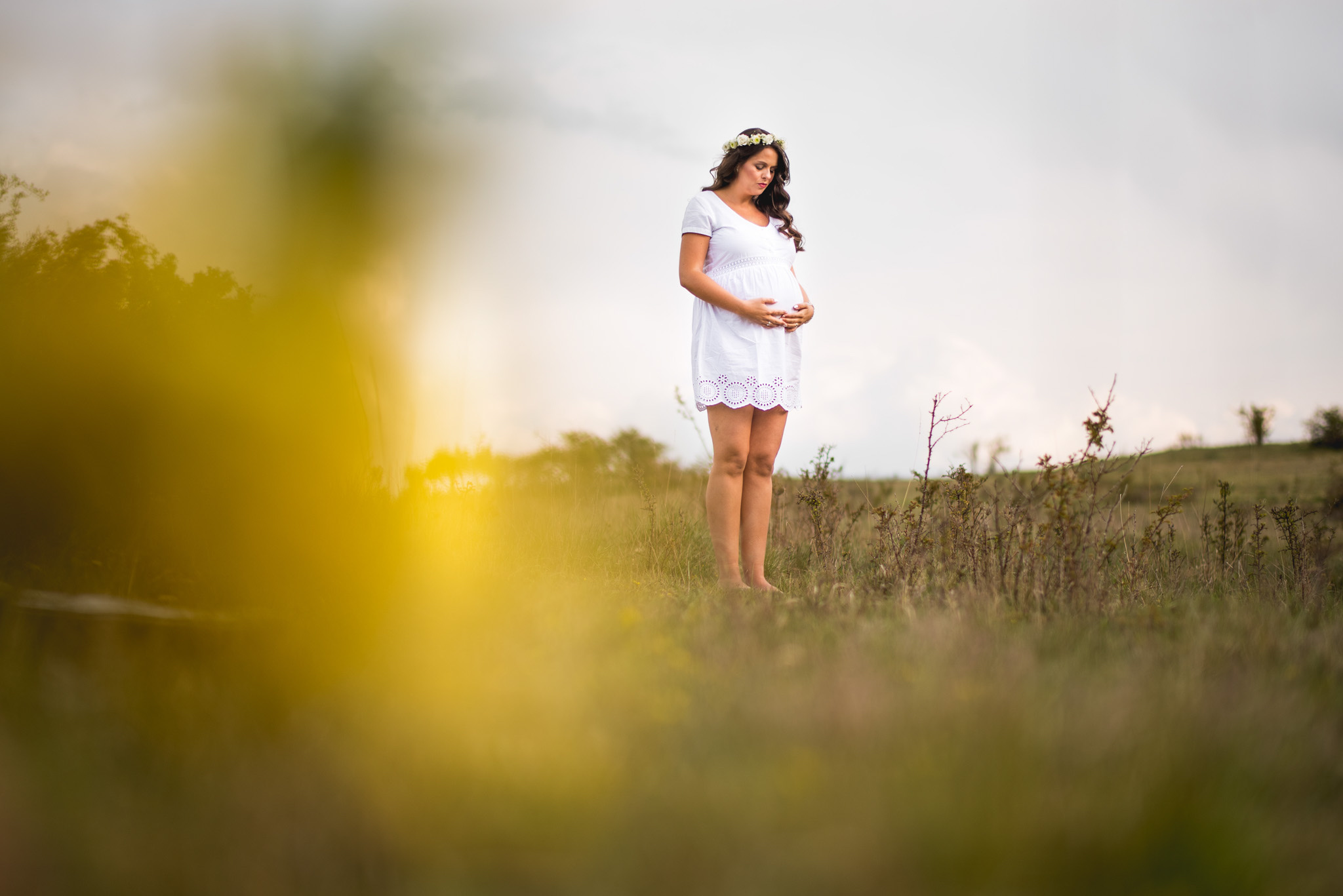 Babybauch-Shooting in Fulda: werdende Mutter im warmen Licht