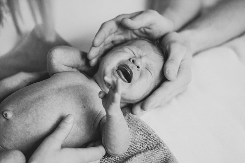 Newborn-Shooting Fulda – Hände halten das Neugeborene