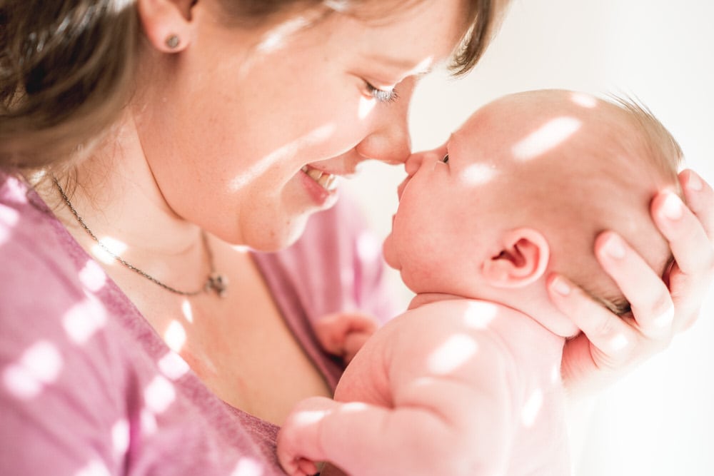 Neugeborenen-Shooting – Mutter und Baby von Angesicht zu Angesicht