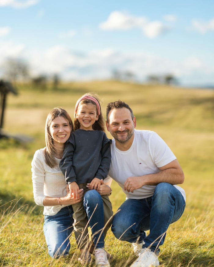 Familienshooting Fulda – Eltern mit Kind beim Outdoor-Shooting auf einer herbstlichen Wiese in Osthessen