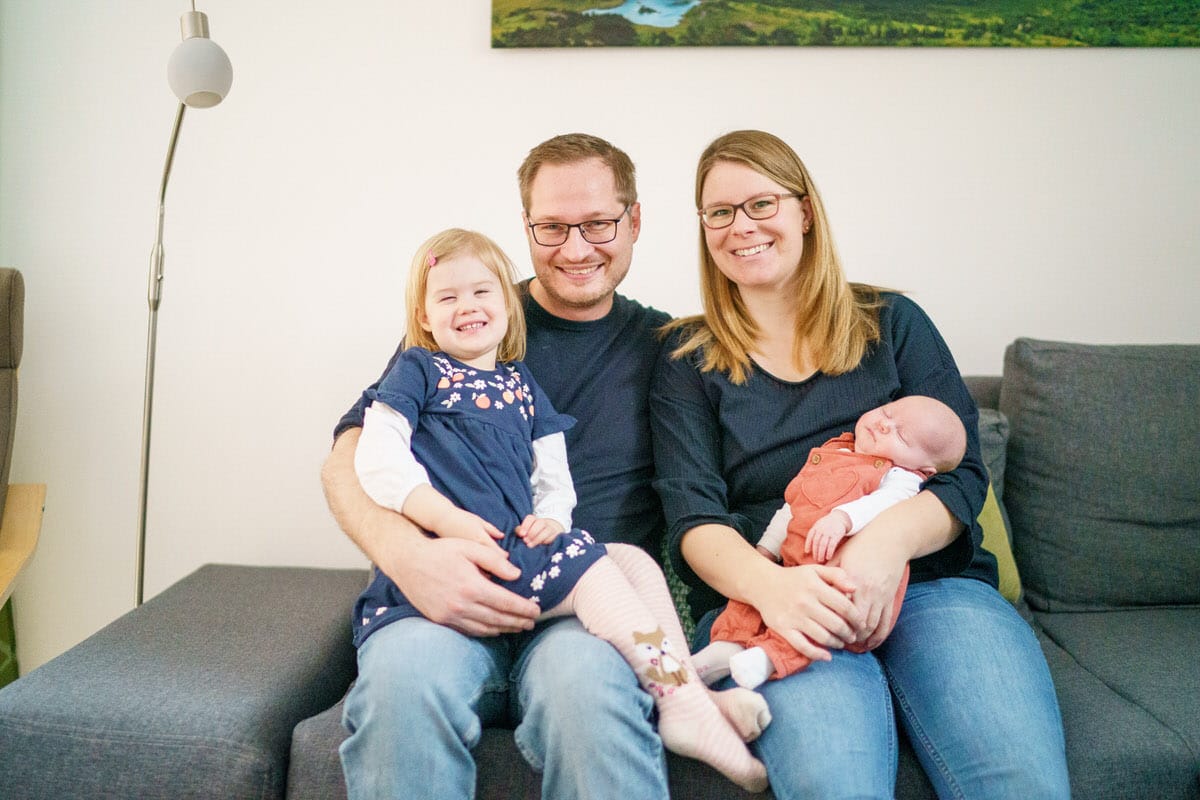 Familienfotograf Bad Hersfeld: Familie mit zwei Kindern zuhause auf dem Sofa