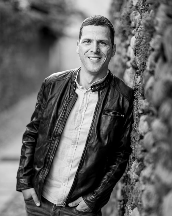 Stefan Franke, Familienfotograf aus Fulda – Schwarzweißportrait des Fotografen hinter Sand&Kasten